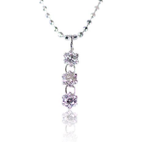 シルバー　０．１５ｃｔダイヤ　３ストーンペンダント