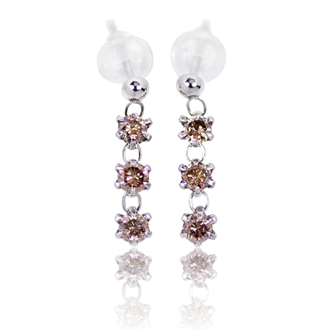 １８金ＷＧ　０．４ｃｔダイヤ　３ストーンピアス