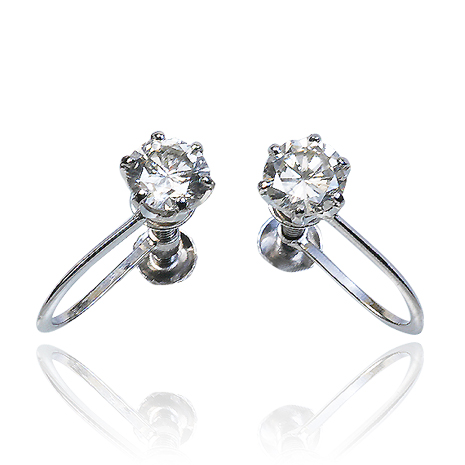 ホワイトゴールド　０．７ｃｔダイヤ　イヤリング