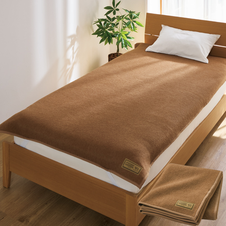 天然素材の温もりのキャメル敷き毛布